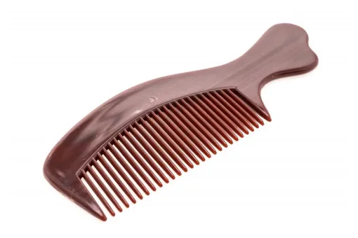 Длинные волосы после мытья лучше расчесывать расческой, а не щеткой