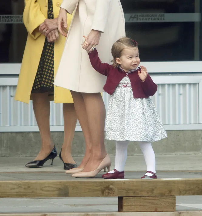 Принцесса Шарлотта и Кейт Миддлтон во время королевского тура по Канаде в октябре 2016 года