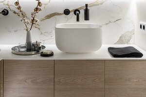 Тёплая стена и цоколь с углублением: хитрости для ванной комнаты от дизайнера