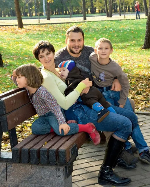 Олеся Железняк с мужем и детьми