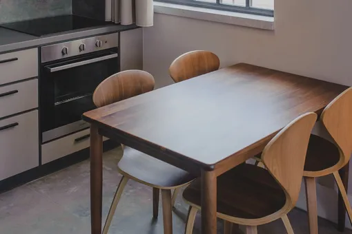 Откидные и раздвижные: 7 компактных столов, которые сэкономят место на маленькой кухне