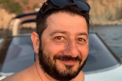«Гадя похорошела»: 40-летний Михаил Галустян предстал в полотенце и белом парике (видео)