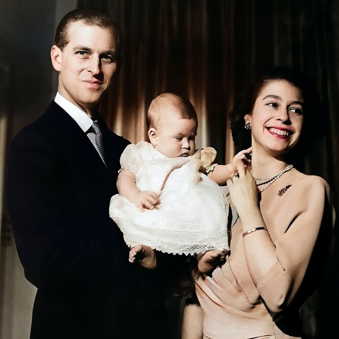 Королева Елизавета II и принц Филипп с сыном Чарльзом