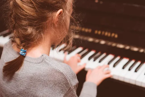 2-летний малыш не может сдержать слез, когда сестра играет «Лунную сонату»