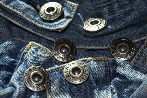 Заклёпки используют при пошиве джинсовой одежды