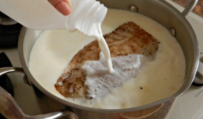 Примерно за 30-40 минут до готовности посолить мясо. При необходимости можно доливать молоко в процессе приготовления, переворачивать мясо и поливать его молоком.