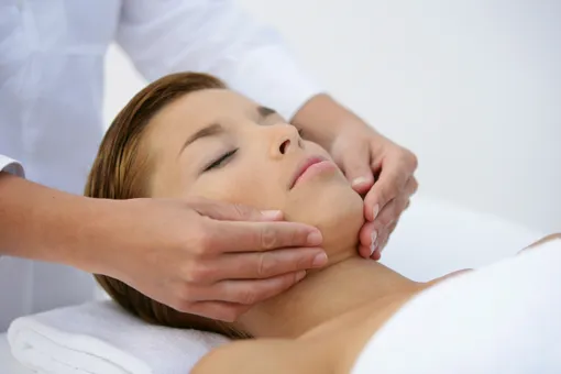8 правил массажа для лица, которые предотвратят морщины