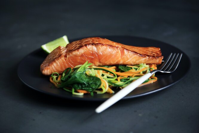 Рецепт лосося в духовке с овощным салатом