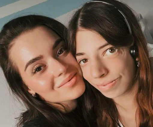 Аделина Сотникова с сестрой