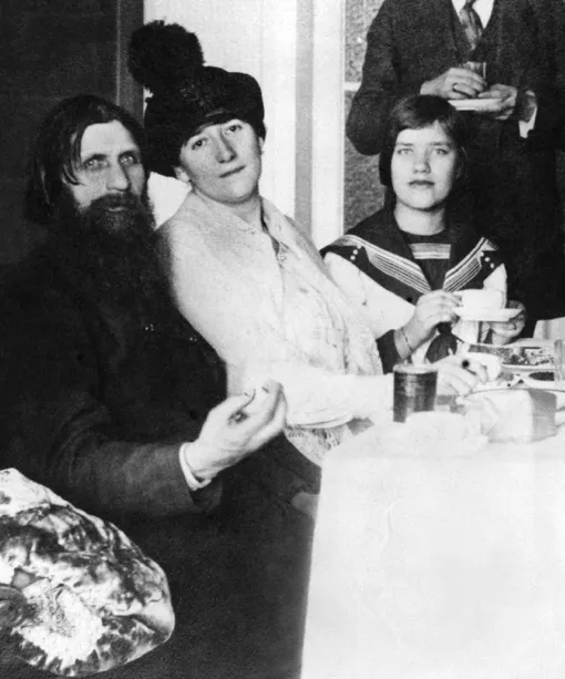 Матрена Распутина (справа), Распутин и Юлия Ден (в центре) в 1914 году