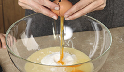 Противень застелите бумагой, аккуратно вылейте тесто, равномерно распределив его лопаточкой. Выпекайте 10 минут.