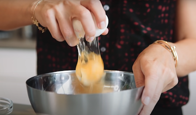 Взбейте яйца, масло, ваниль и сахар в одной глубокой миске. Добавьте сухие ингредиенты и хорошенько взбейте с помощью миксера.
