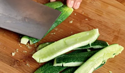 Отбитые огурцы нарежьте наискосок на кусочки, а еще лучше – поломайте с помощью ножа на небольшие ломтики. Посыпьте солью, полейте рисовым уксусом, тщательно перемешайте и дайте настояться 20 минут. Огурцы при этом должны пустить сок.
