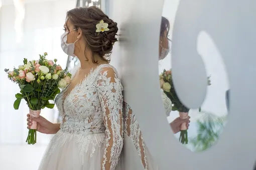 «Люди не должны быть готовы умереть за вас»: эгоистичная тирада невесты о коронавирусе шокировала гостей свадьбы