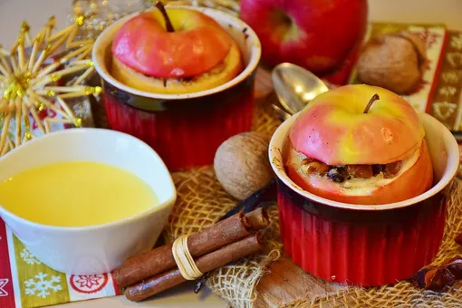 Рецепты звёзд: запечённые яблоки с фисташками от Екатерины Болдышевой, солистки группы «Мираж»