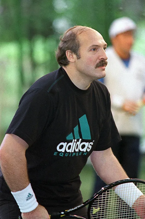 Александр Лукашенко играет в теннис