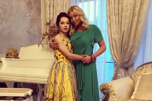 «Между ними нет контакта»: подписчики обсуждают фото в купальниках Анастасии Волочковой и ее дочери