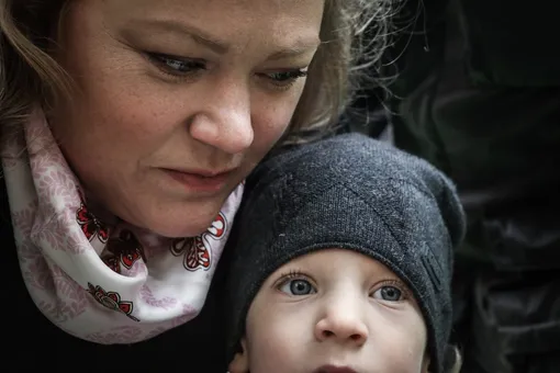 Илья и его мама Ирина на детской площадке Фото: Павел Волков для ТД