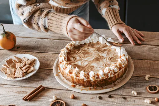 Новогодние рецепты 2024: готовим с известным шеф-поваром пряный тыквенный торт