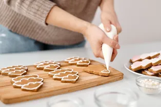 Как украсить новогоднее печенье: самые простые способы