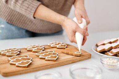 Как украсить новогоднее печенье: самые простые способы