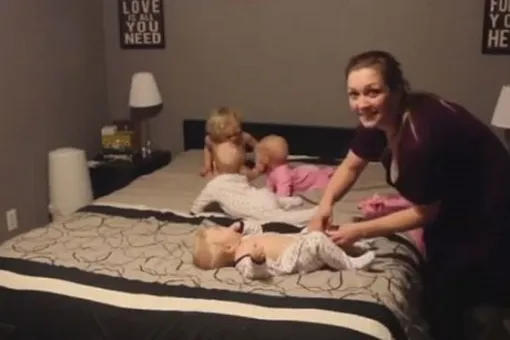 Видео молодой мамы, пытающей подготовить ко сну четверых малышей, бьет рекорды в Сети
