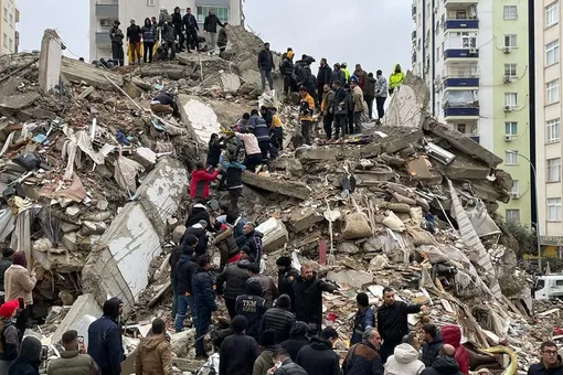 Число погибших при мощном землетрясении в Турции продолжает расти