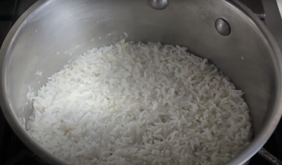 Для приготовления рисового пудинга вскипятите в кастрюле 1,5 стакана воды. Засыпьте рис, уменьшите огонь до минимального и варите около 20 минут.

