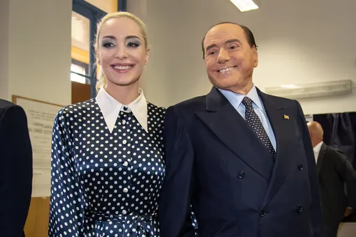 Сильвио Берлускони и Марте Фашине в сентябре 2022 года