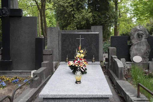 В какой стране люди живут на кладбищах и почему это разрешено законом: видео