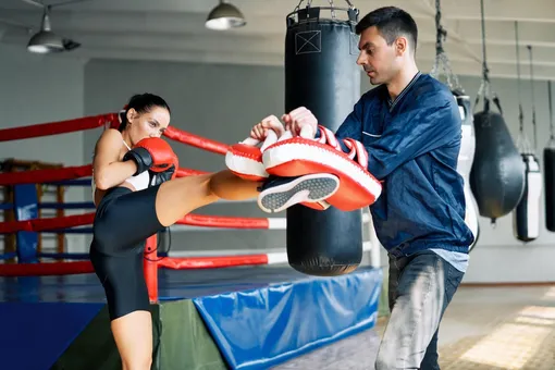 Женщина занимается боксом с тренером цитаты