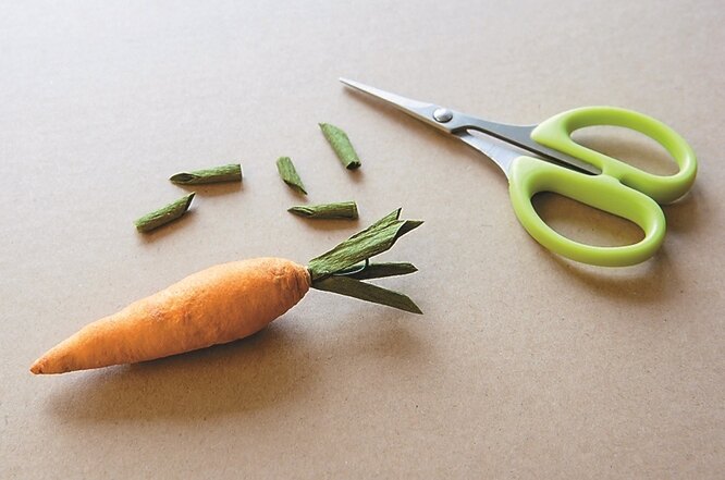 Создание овощей из бумаги: морковка