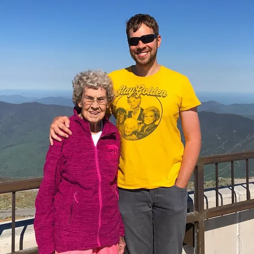бабушка с внуком на фоне неба и гор