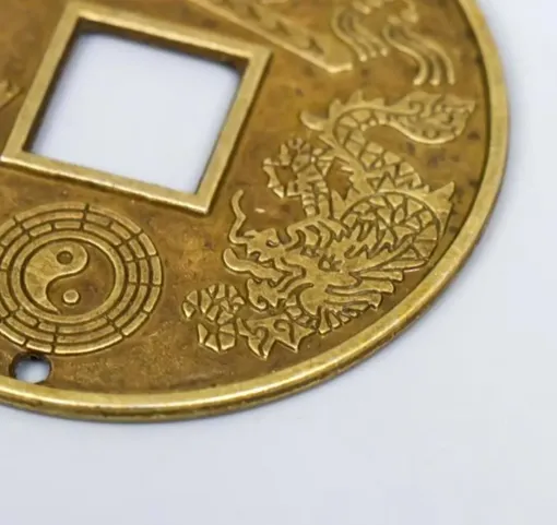 Китайские монеты — самый распространенный талисман денежной удачи в фэн-шуй.