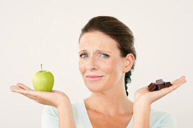 Что вреднее — яблоко или шоколад? Популярные мифы о здоровье зубов