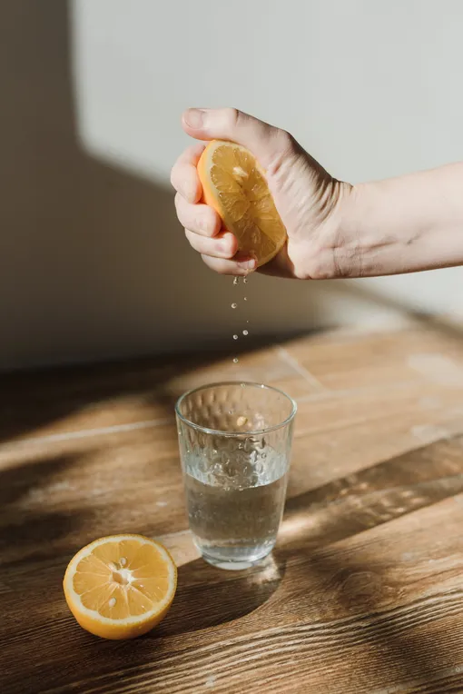 Лимон с водой фото