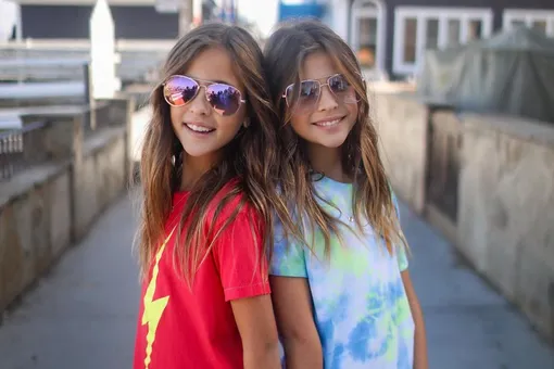 Как выглядят самые красивые 9-летние девочки-близняшки?