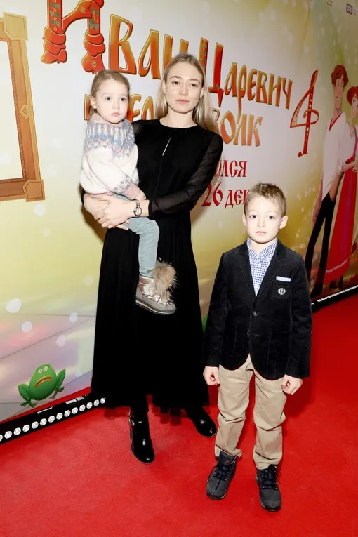Оксана Акиньшина с детьми