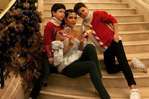 Екатерина Климова опубликовала снимки из новогодней фотосессии с сыновьями