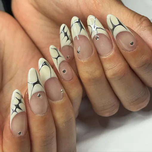 Белый френч и серебряные абстрактные узоры на ногтях