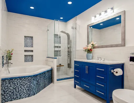 Стиль осветительных приборов должен дополнять общий стиль ванной комнаты