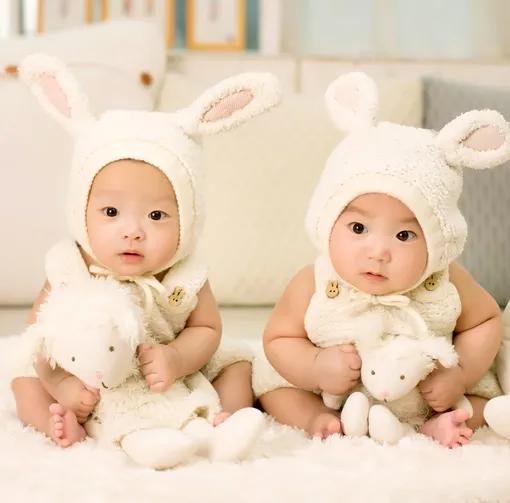 близнецы в костюмах зайца
