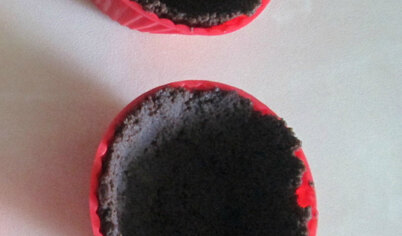 Заполните формочки для кексов песочной шоколадной массой, плотно прижимая дно и края пальцами, формируя корзиночку.
Отправьте шоколадные корзиночки в морозильник на 10 минут.