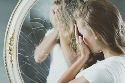 7 серьёзных заболеваний, которые можно определить по лицу