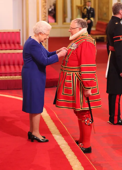 Королева награждает одного из сотрудников