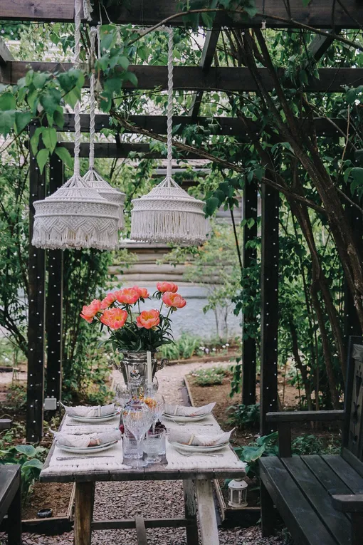 Пионы в самоваре в саду ракицкого в Тарусе