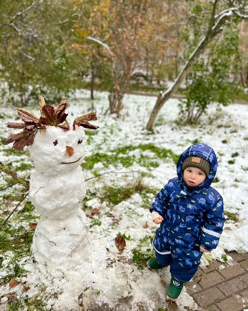 Двухлетний сын Елизаветы Арзамасовой, Лев рядом со снеговиком