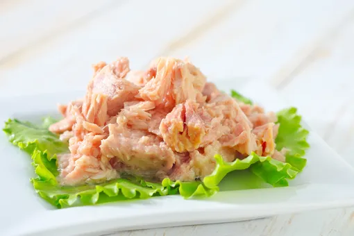 Не только мимоза: рецепты вкусных салатов из рыбных консервов