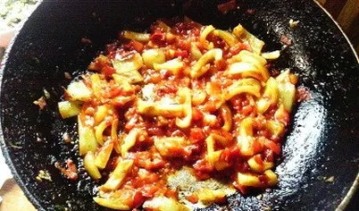 Отдельно обжарьте болгарский перец и помидоры.