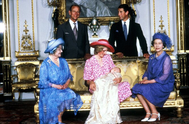 Принцесса Диана с маленьким Уильямом на руках, королева Елизавета II и другие члены семьи
